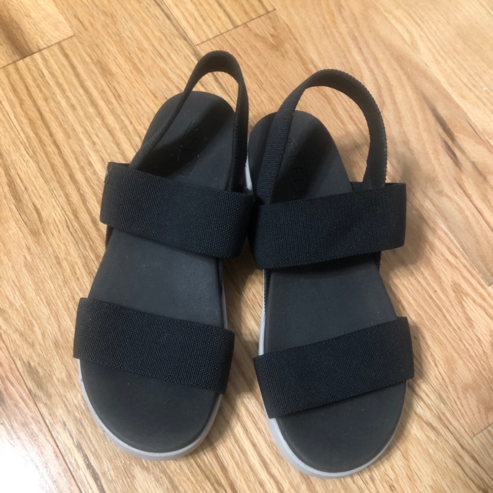 Keen black elastic strap sandals